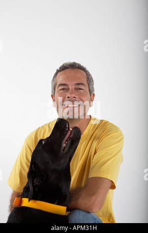 Eigentümer mit schwarzer Labrador Hund spielen Stockfoto