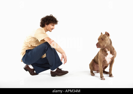 Eigentümer mit Pitbull Hund Stockfoto