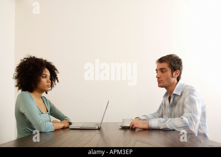 Ehepaar über einander mit Notebook-Computer und Tasse Kaffee Stockfoto