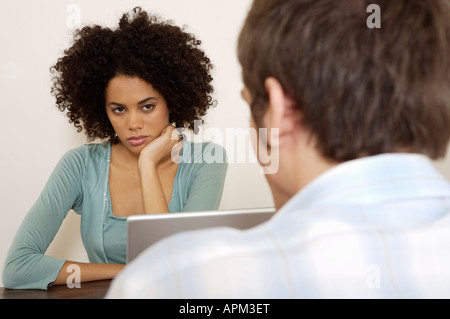 Verärgert, Frau und Mann mit Notebook-computer Stockfoto