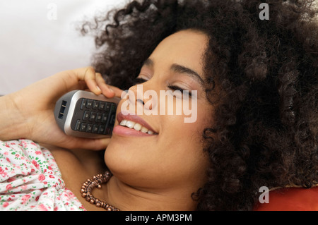 Junge Frau am Telefon sprechen Stockfoto