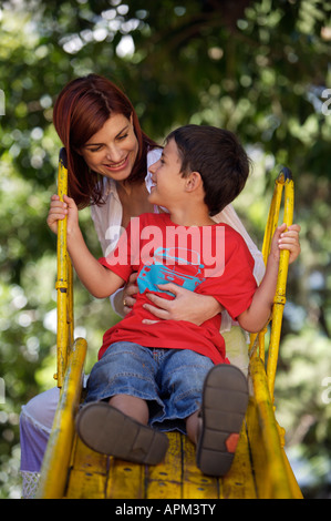 Mutter und Kinder auf Spielplatz Stockfoto