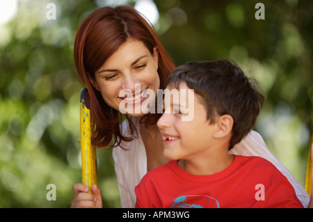 Mutter und Kinder auf Spielplatz Stockfoto