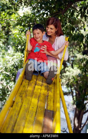 Mutter und Kinder auf Spielplatz Stockfoto