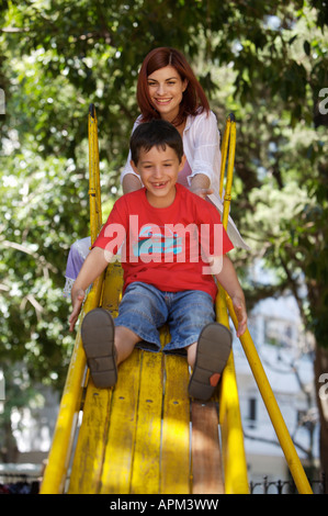 Mutter und Kinder auf Spielplatz Stockfoto