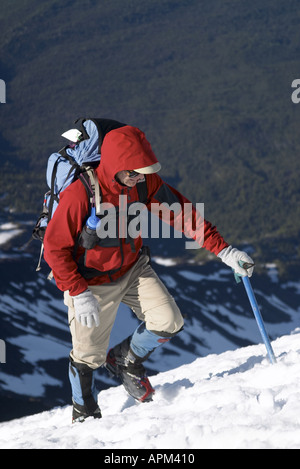 Mann in rote Jacke Klettern Schnee auf Mount Adams Yakima County Cascade Mountains Washington USA Stockfoto