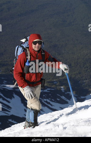 Mann in rote Jacke Klettern Schnee auf Mount Adams Yakima County Cascade Mountains Washington USA Stockfoto