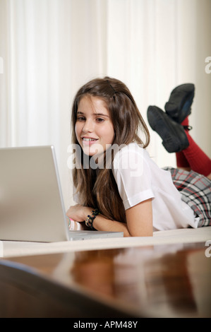 Teenager mit Notebook-Computer in ihrem Schlafzimmer zu studieren Stockfoto