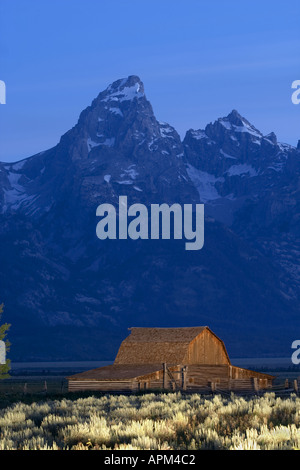 Alte Scheune und Salbei Pinsel unterhalb der Grand Teton in den frühen Morgenstunden Grand Teton National Park Teton County Wyoming USA Stockfoto