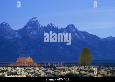 Alte Scheune und Salbei Pinsel unterhalb der Grand Teton in den frühen Morgenstunden Grand Teton National Park Teton County Wyoming USA Stockfoto