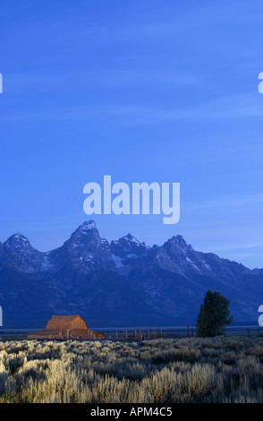 Alte Scheune und Salbei Pinsel unterhalb der Grand Teton in den frühen Morgenstunden Grand Teton National Park Teton County Wyoming USA Stockfoto