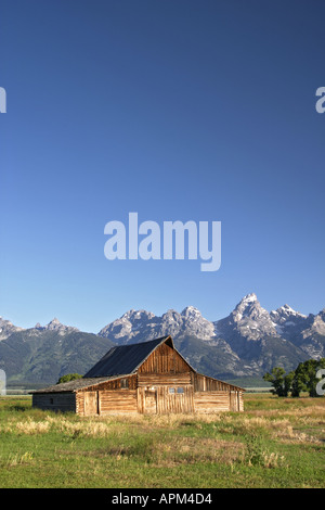 Alte Scheune unterhalb der Teton Berge Grand Teton Nationalpark Teton County Wyoming USA Stockfoto