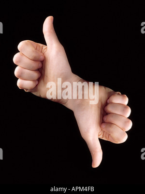Konzeptionelle Darstellung zwei sich die Hände mit Thumbs Up und Thumbs Down Gesten vor einem dunklen Hintergrund dargestellt Stockfoto
