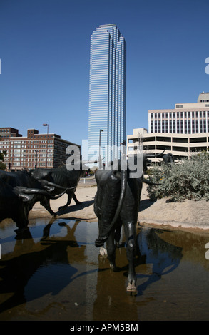 Bank of America Plaza und Texas Longhorn Rindern Skulptur im Pionierpark Dallas Texas USA Oktober 2007 Stockfoto