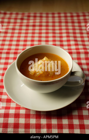 Französische Zwiebelsuppe in einem Bistro-Ambiente Stockfoto