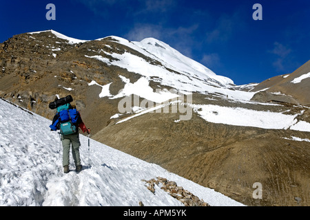 Wanderer auf dem Weg zum Thorong-la pass (5416m). Annapurna Circuit Trek. Nepal Stockfoto