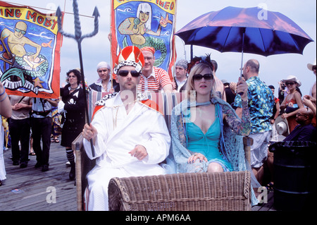 Prominente Moby und Theo von den Lunachicks sind King Neptune und Königin Theo in Coney Islands 2004 Mermaid Parade Brooklyn NY Stockfoto