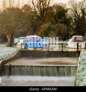 Morgendämmerung am Papercourt Schloss in der Nähe von senden Marsh Surrey England UK Stockfoto