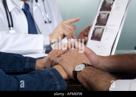 Arzt mit Patienten im Büro Stockfoto