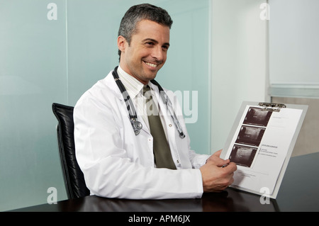 Arzt im Büro Stockfoto