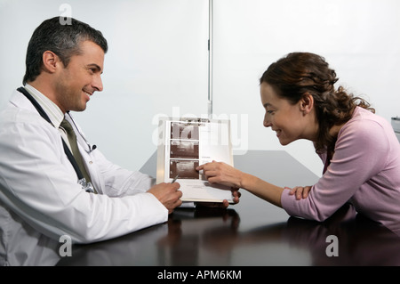 Arzt und Patient mit Ultraschall Stockfoto