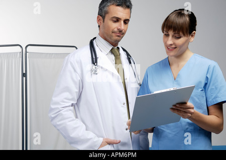 Männliche und weibliche Ärzte Stockfoto