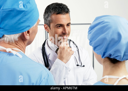 Drei Ärzte sprechen Stockfoto