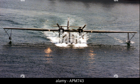 Konsolidiertes PBY Catalina-Flugboot in RAF-Farben rollt seine berühmteste Episode war die Entdeckung des deutschen Schlachtschiffs Bismarck Stockfoto