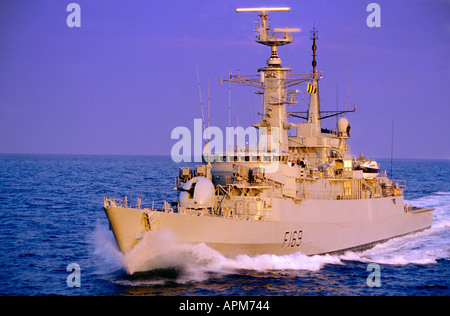 Typ 21 Fregatte HMS Amazon Geschwindigkeiten durch das Rote Meer November 1986 Stockfoto