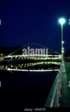 Zubizuri Brücke über den Fluss Nervion, Bilbao Spanien Stockfoto