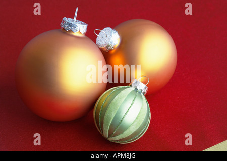 Kugeln auf Tischdecke Stockfoto