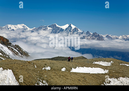 Wanderer am Thorung La Pass (5416m), Dhaulagiri (8167m) massiven Betrachtung. Annapurna Circuit Trek. Nepal Stockfoto