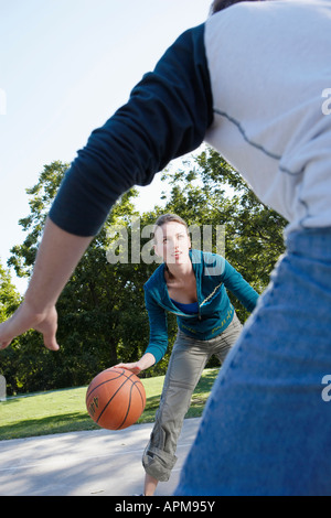 Mann und Frau spielen Basketball Stockfoto
