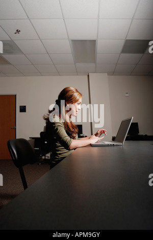 Weibliche Studenten arbeiten am Computer Stockfoto