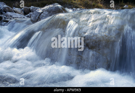 Fließendes Wasser In einen kleinen Fluss Stockfoto