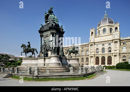 Österreich, Wien, Maria Theresia Denkmal mit Naturhistorischen Museum im Hintergrund Stockfoto