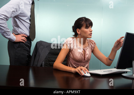 Business-Mann und Frau sprechen neben einem Computer-display Stockfoto