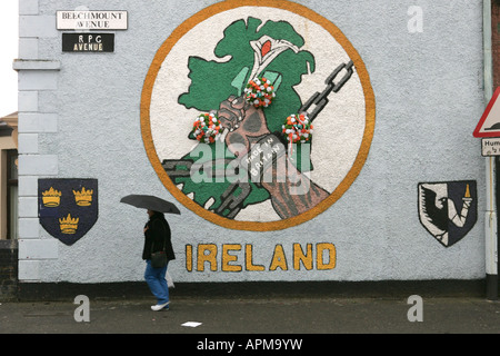 Eine Reihe von irischen Republikaner Wandmalereien auf der Straße Wände um West Belfast, Nordirland. Stockfoto