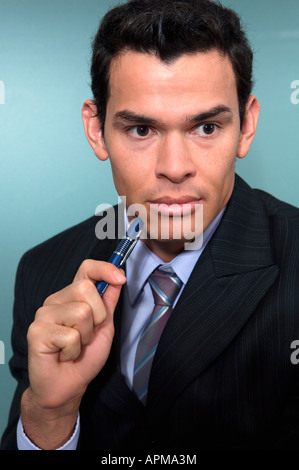 Porträt der Geschäftsmann hält einen Stift Stockfoto