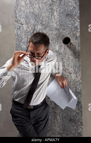 Business-Mann am Tisch liegend Stockfoto