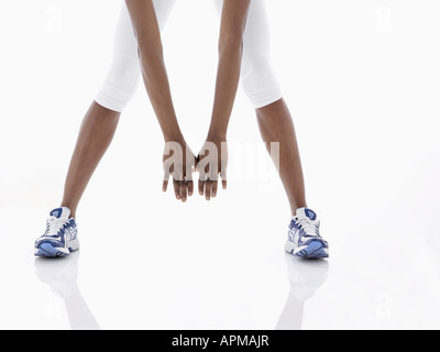Frau stretching Beine (Low Angle View) Stockfoto