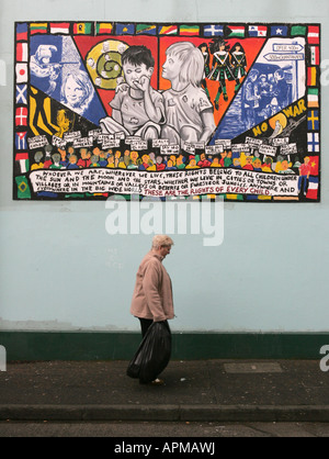 Eine Reihe von irischen republikanischen Wandgemälden an Straßenmauern rund um West Belfast, Nordirland. Stockfoto