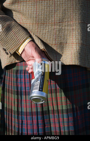 Mann mit traditionellem Schottenmuster und Harris Tweed Jacke; Pitlochry Scottish Highland Spiele, Schottland Großbritannien Stockfoto