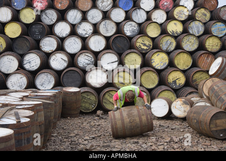 Stapel von Whisky Fässer in Speyside Cooperage, Visitor Centre, Craigellachie, Aberlour, Banffshire, Grampian Schottland, Vereinigtes Königreich Stockfoto