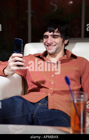 Mann mit Handy in einer bar Stockfoto