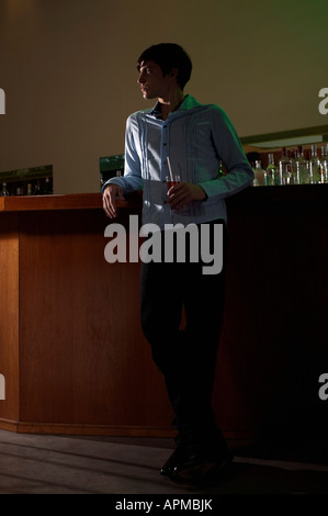 Mann mit einem Drink in einer bar Stockfoto