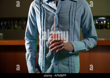 Mann mit einem Drink in einer bar Stockfoto