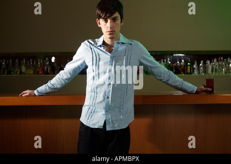 Mann mit einem Drink in einer bar Stockfoto