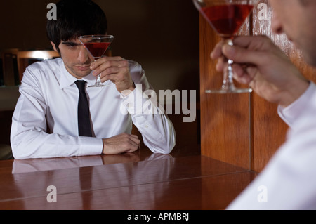 Mann mit einem Drink in einer bar Stockfoto