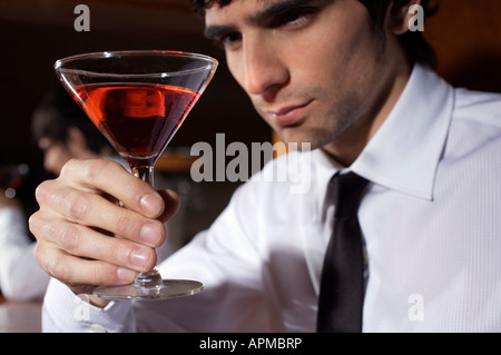 Mann mit einem Drink in einer bar Stockfoto